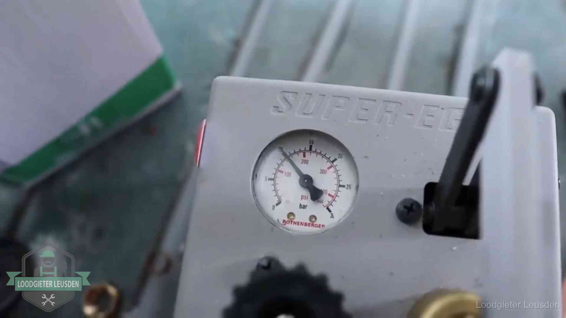 Manometer van een afperspomp bij controle van nieuw leidingwerk in Leusden
