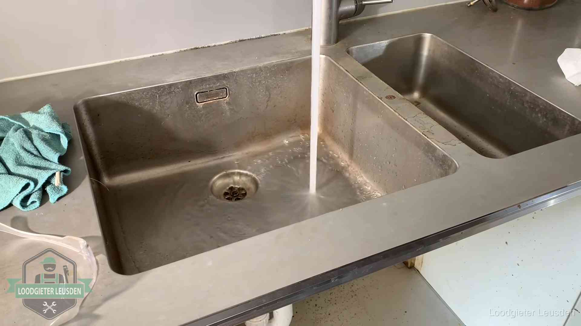 Doorstroomtest van de afvoer bij een gootsteen in Leusden