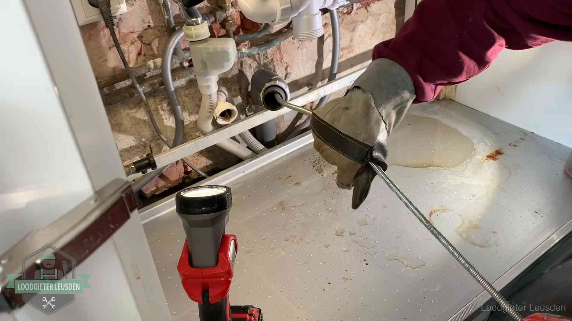 Ontstoppingsveer wordt preventief door een afvoeraansluiting gehaald in Leusden