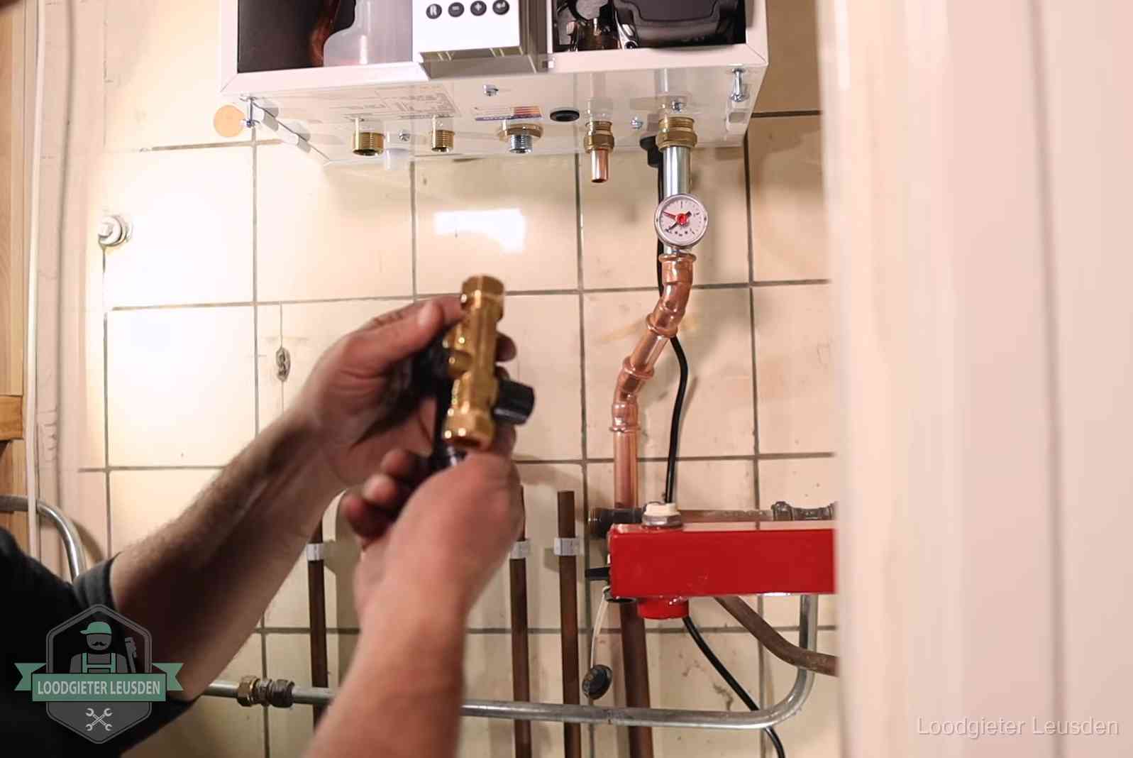 Zelf cv-druk bijvullen in Leusden Vulkraan en manometer onder een cv-ketel voor het bijvullen van de waterdruk in Leusden