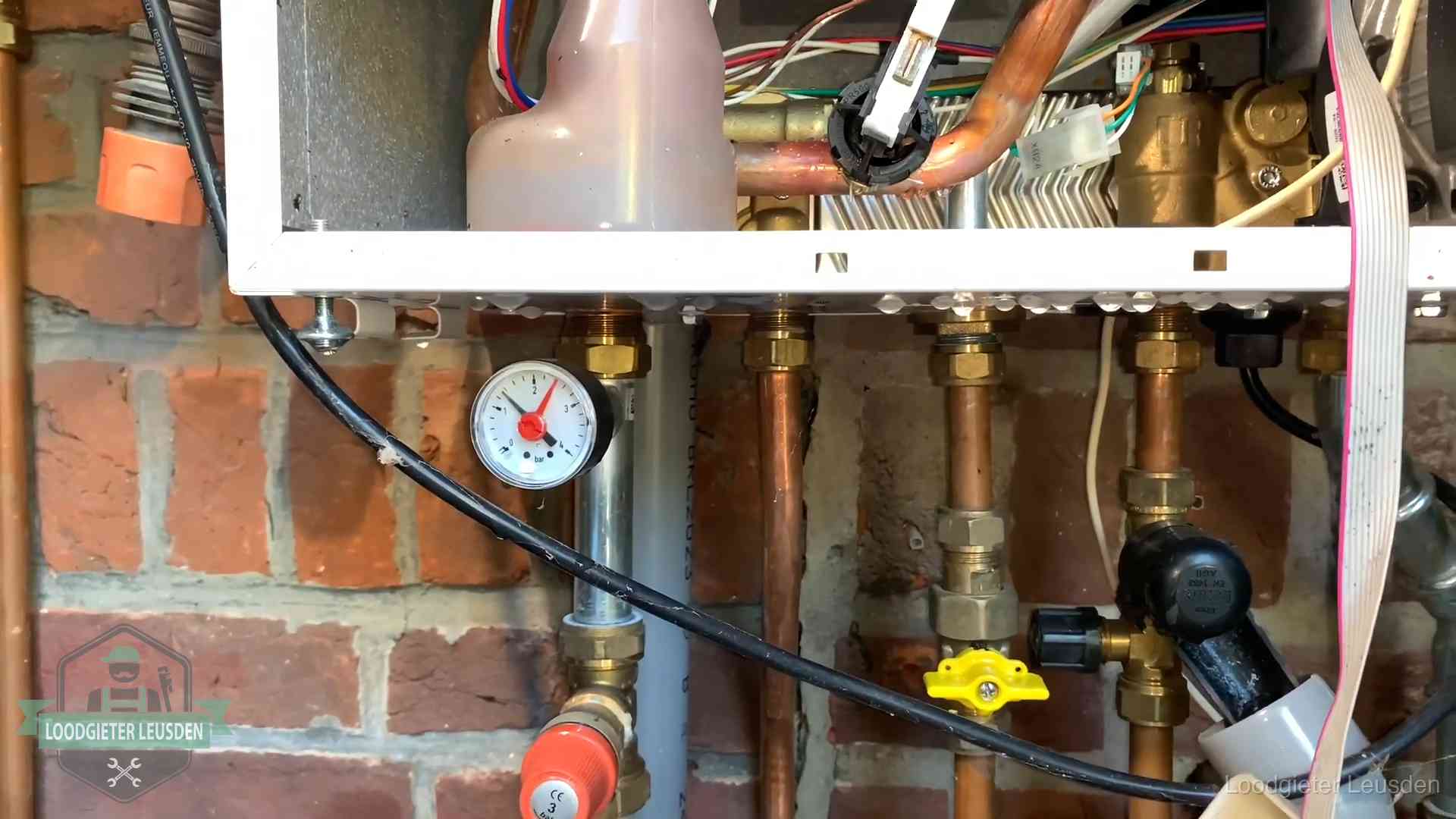 Cv-ketel verliest druk in Leusden Manometer en aansluitleidingen onder een cv-ketel in Leusden bij controle op drukverlies