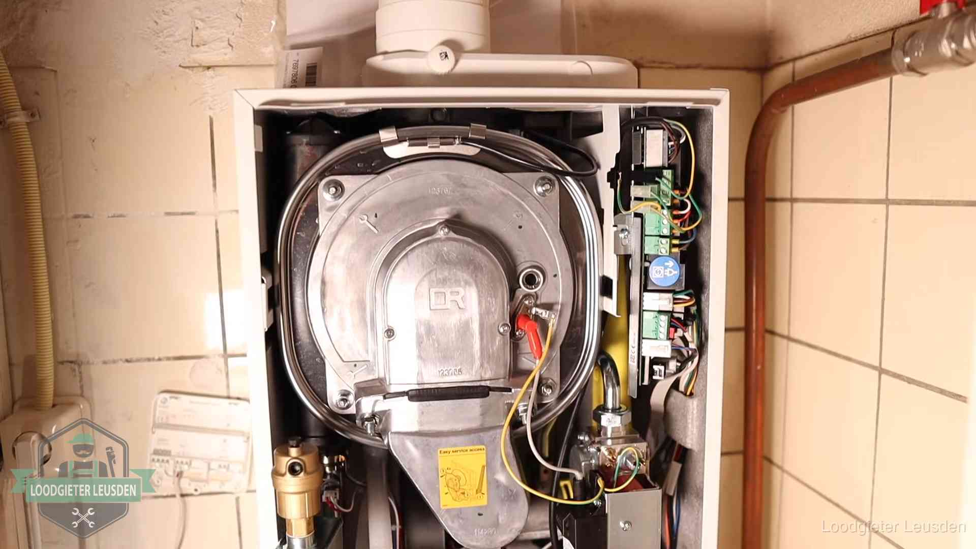 Hoe vaak cv-onderhoud in Leusden Geopende cv-ketel met warmtewisselaar tijdens periodiek onderhoud in Leusden