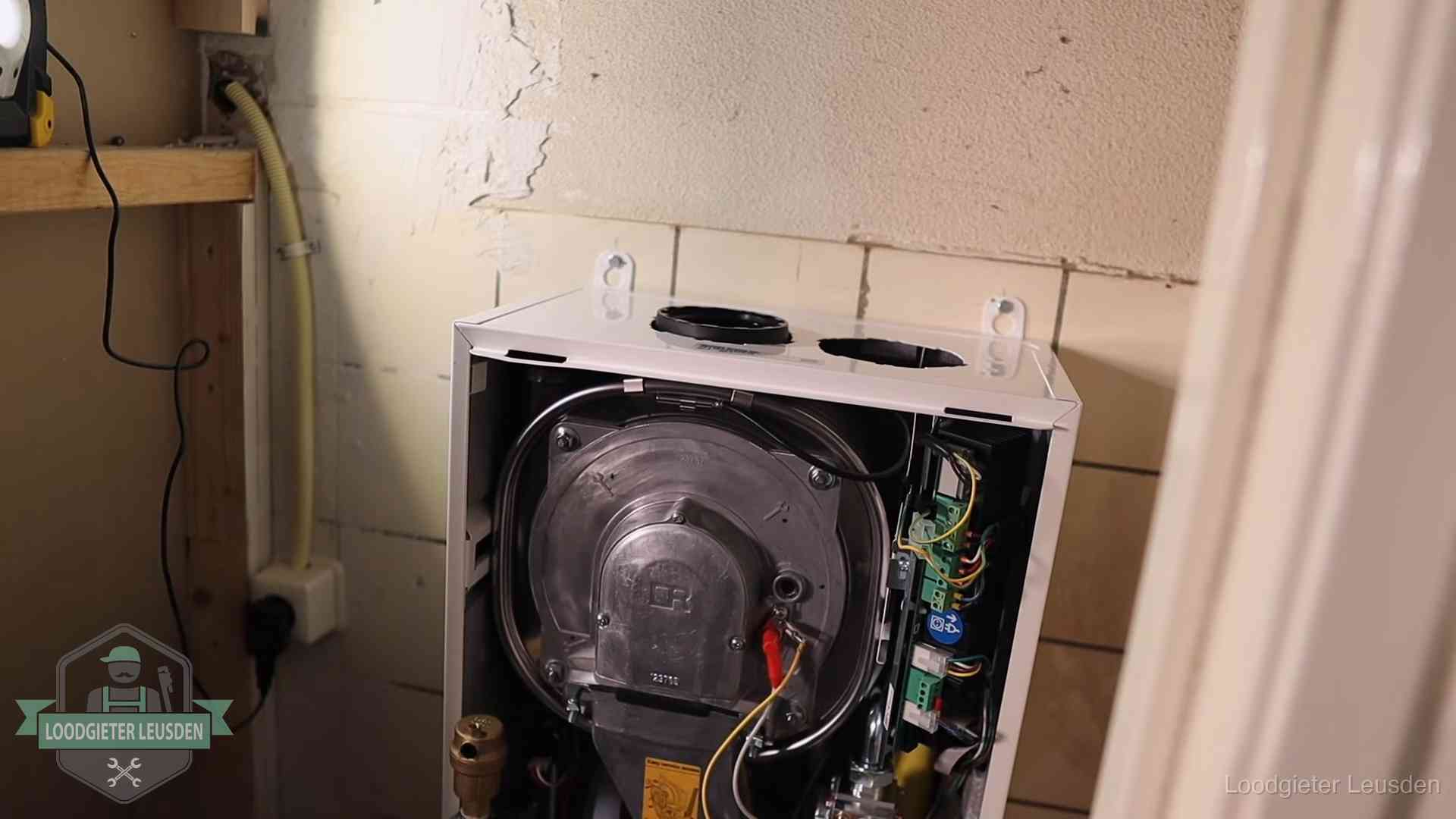 Onderhoudsbeurt cv-ketel in Leusden Geopende cv-ketel tijdens een onderhoudsbeurt in Leusden, met brander en warmtewisselaar zichtbaar