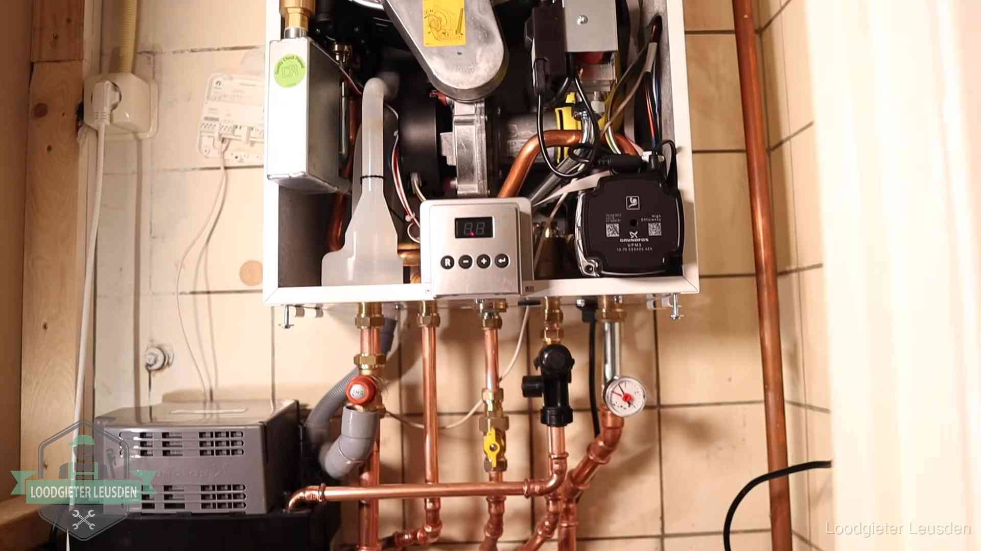 Zuiniger stoken na cv-onderhoud in Leusden Geopende cv-ketel met brander en cv-pomp tijdens een onderhoudsbeurt in Leusden