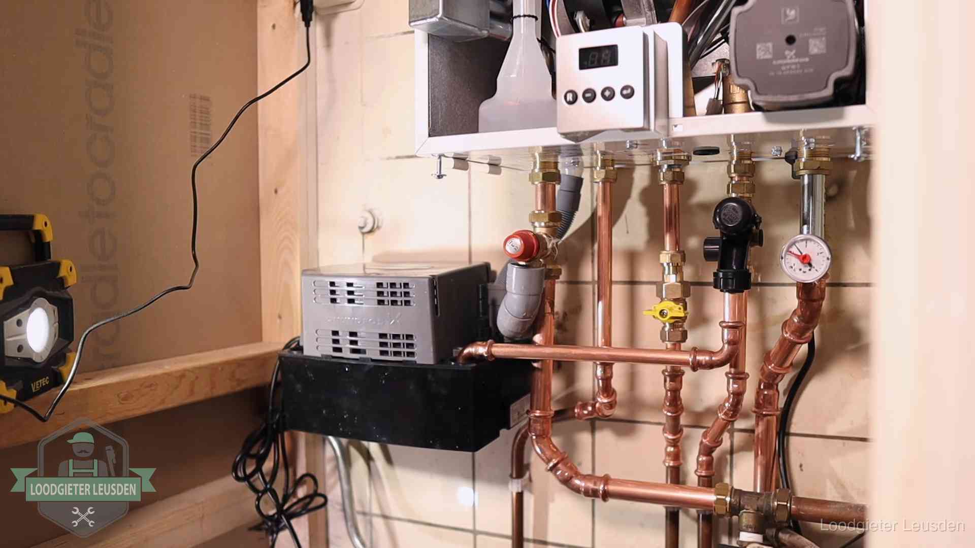 Levensduur van je cv-ketel in Leusden Nieuw koperen leidingwerk met pomp en manometer onder een vervangen cv-opstelling in Leusden