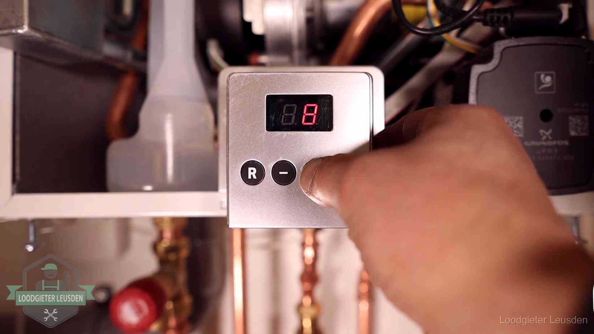 Cv-storing uitlezen in Leusden Monteur bedient het display van een cv-ketel bij een storing in Leusden