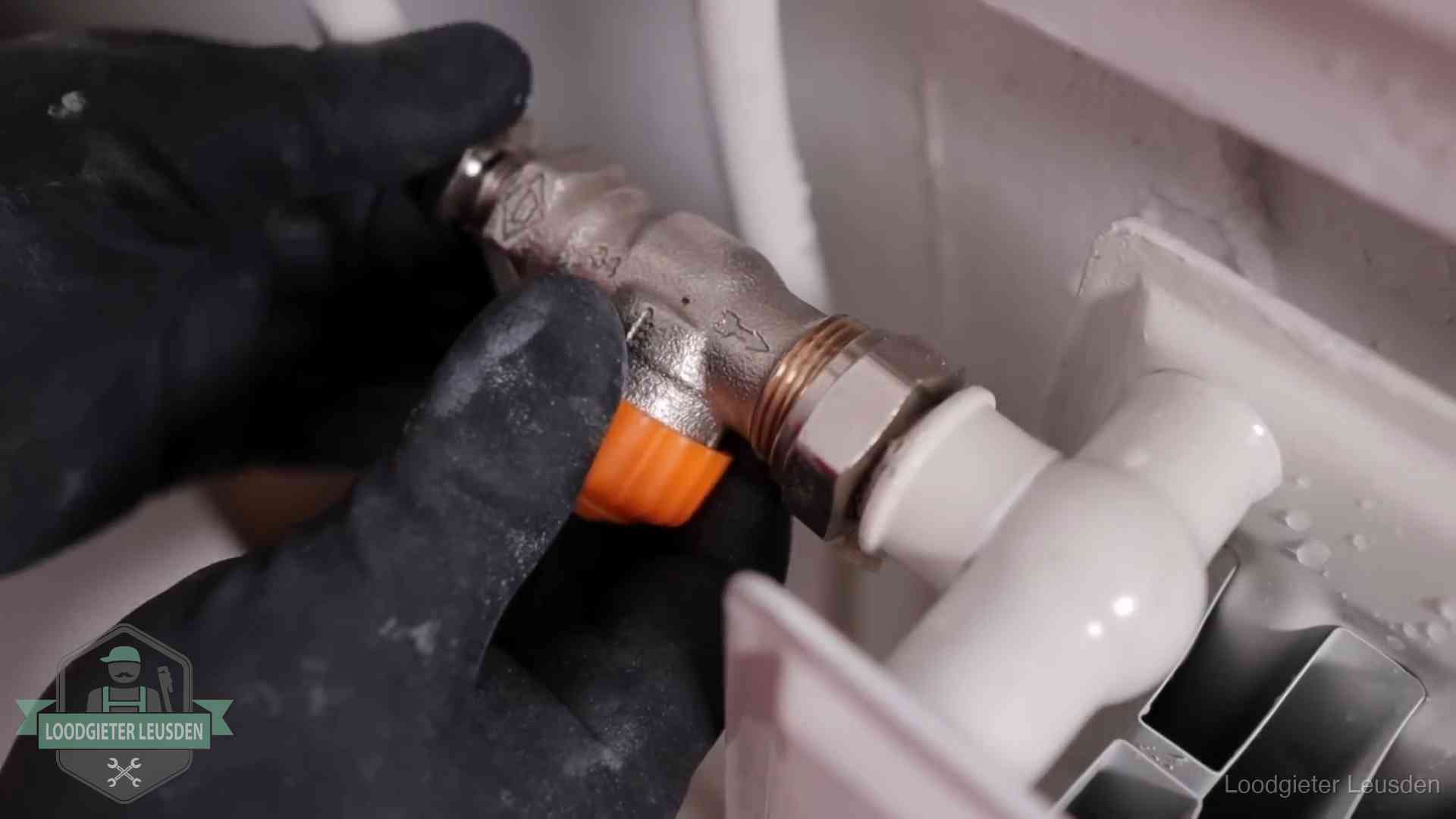 Je cv winterklaar maken in Leusden Thermostaatkraan wordt gemonteerd op een radiator in Leusden voor het stookseizoen