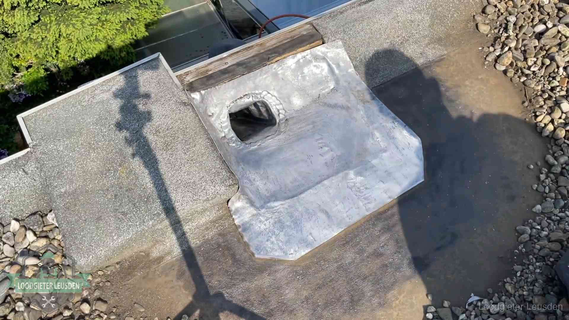 Vers afgedichte dakdoorvoer met lood en zink op een plat dak in Leusden