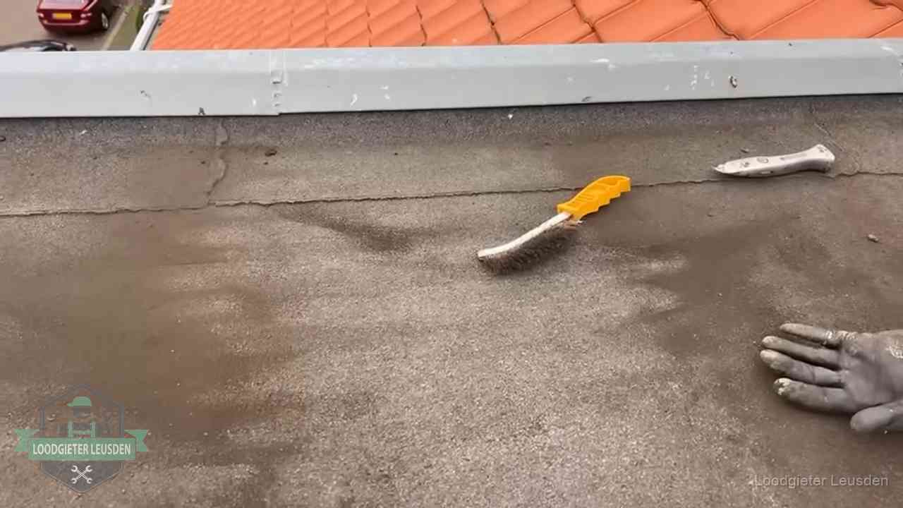Dakdekker bereidt een bitumen plat dak voor op reparatie bij de daktrim in Leusden