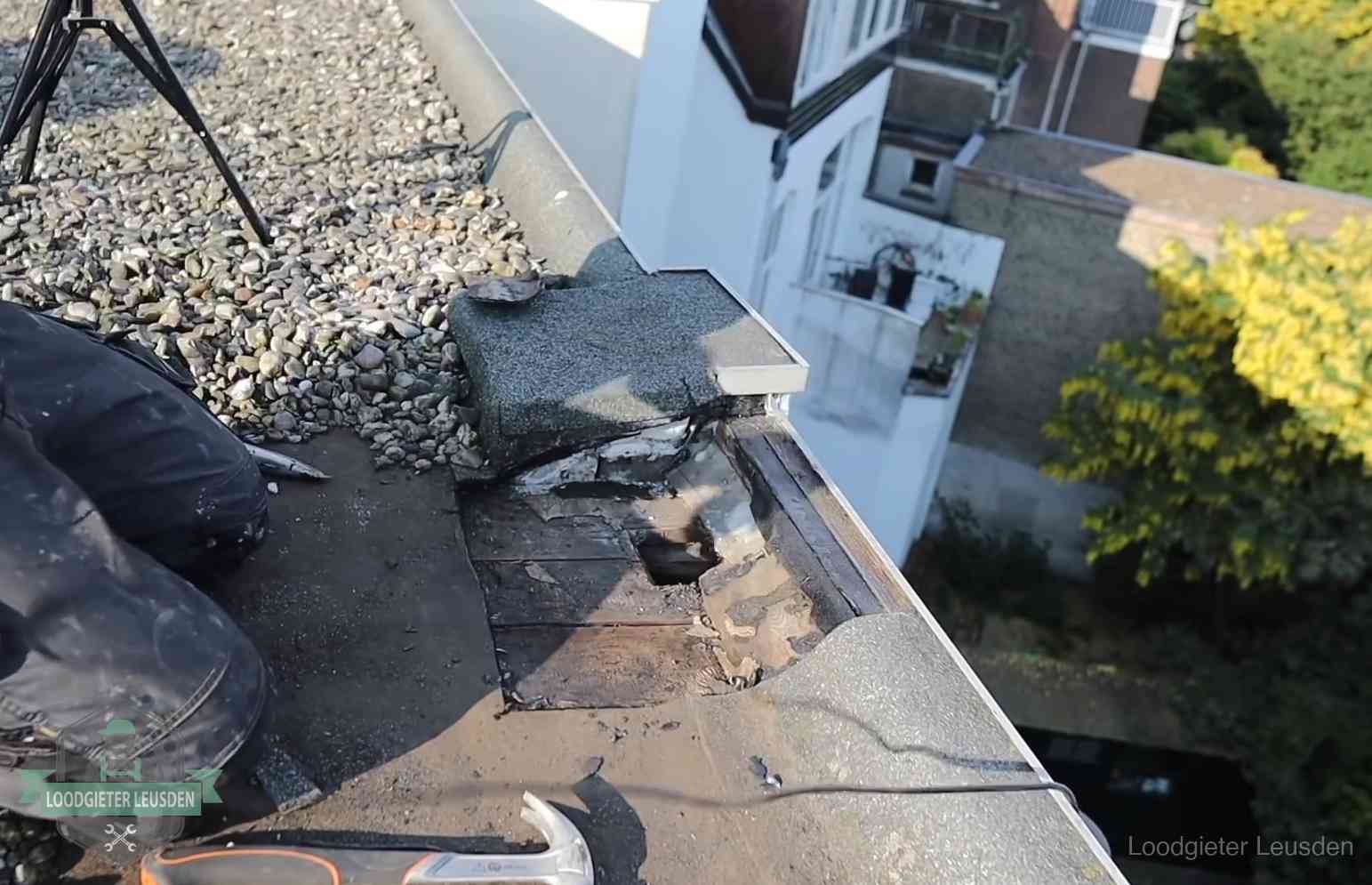 Opengelegde dakrand met verrot dakbeschot door een langdurige daklekkage in Leusden