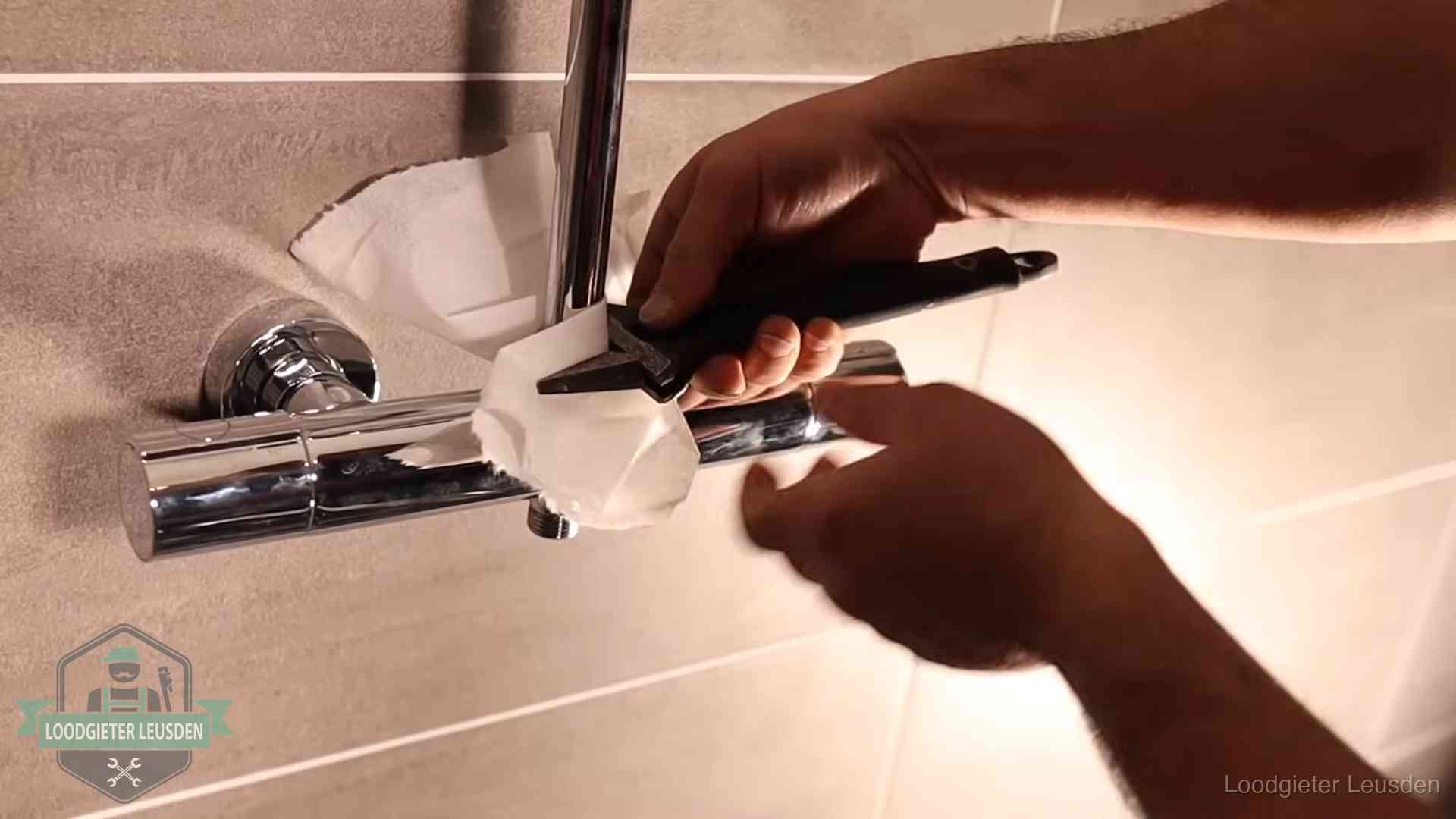 Loodgieter monteert een douchekraan met bescherming tegen krassen in Leusden