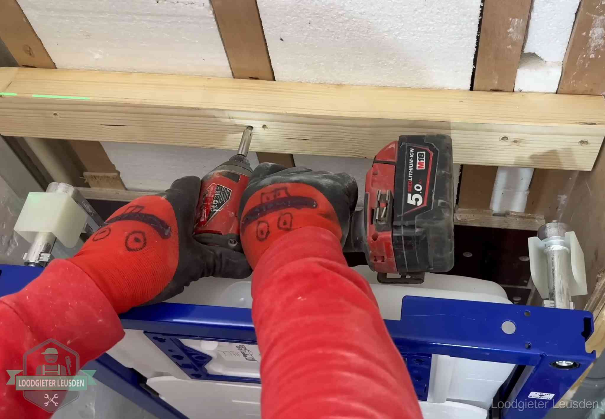 Monteur bevestigt een inbouwreservoir voor een hangend toilet in Leusden