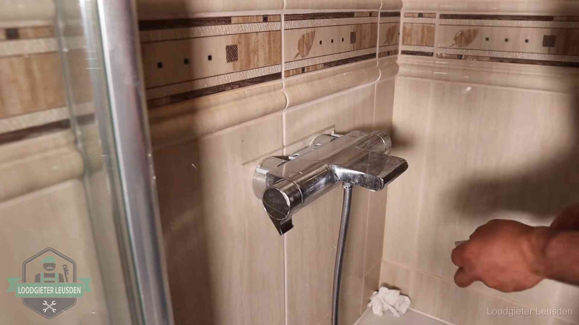 Kalkaanslag en je cv-ketel in Leusden Verkalkte douche-mengkraan in Leusden, hetzelfde kalk dat zich in de warmtewisselaar afzet