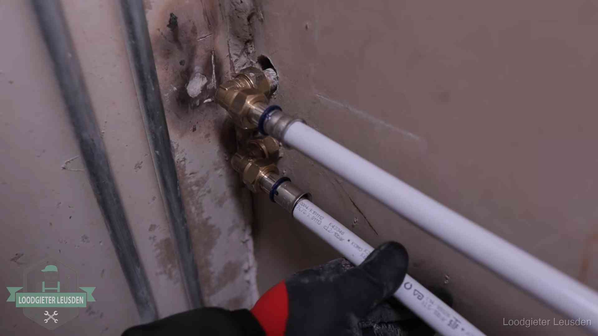 Meerlagenbuizen met keurmerk en rvs persfittingen op muuraansluitingen in Leusden