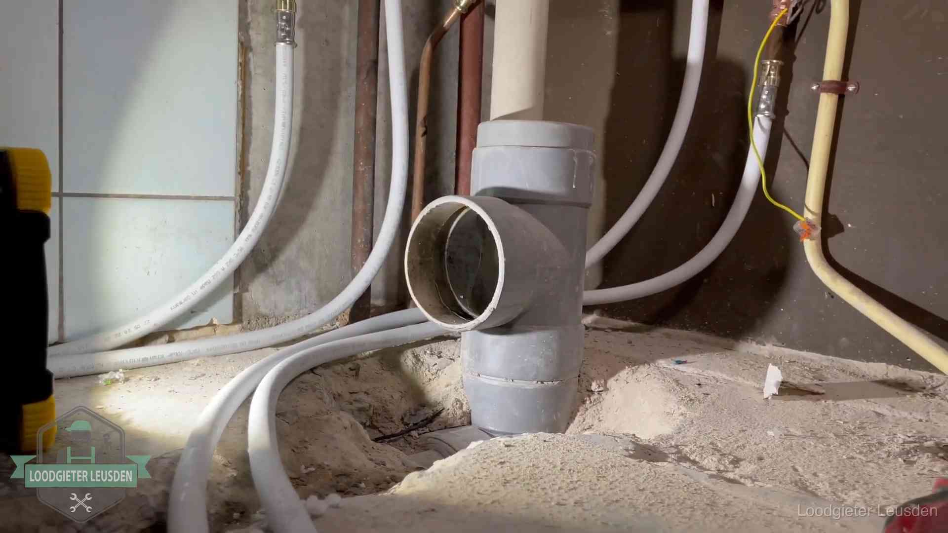 Vocht in kelder of kruipruimte in Leusden Leidingwerk op de zandbodem van een kruipruimte in Leusden, waar lekkages en vocht vaak samenkomen