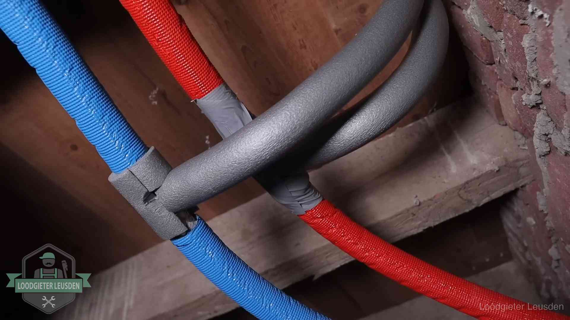 Bevroren leidingen voorkomen in Leusden Geïsoleerde waterleidingen langs houten balken tegen bevriezing in Leusden