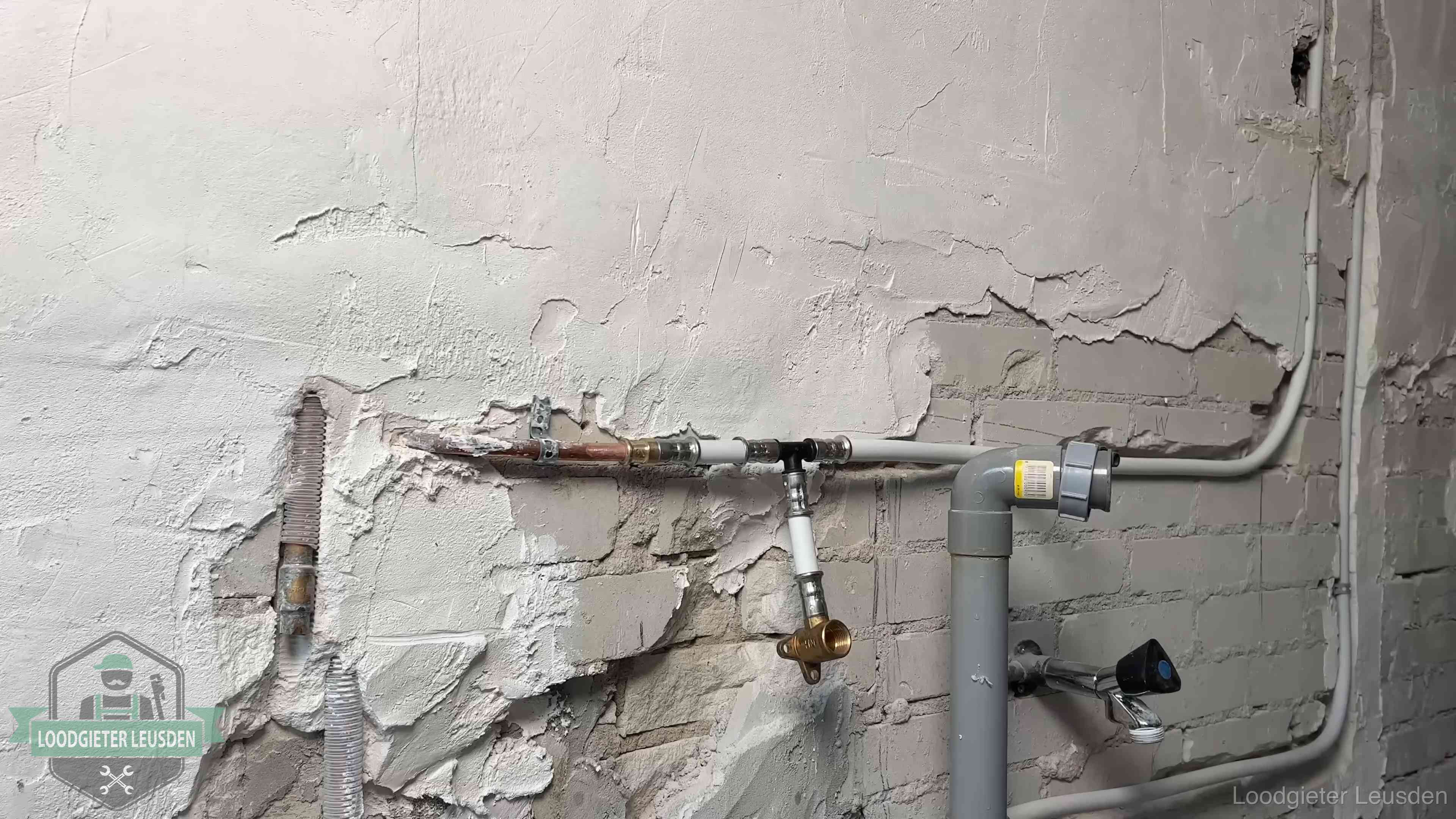 Nieuw leidingwerk naast een oud verroest leidingrestant in een woning in Leusden