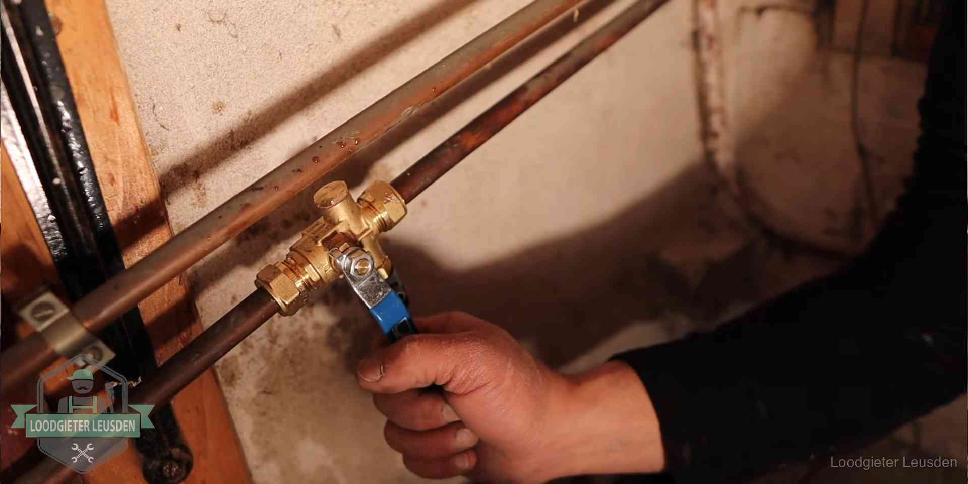 Van opsporen tot herstel in Leusden Loodgieter monteert een messing kraan op oude koperen leidingen na lekdetectie in Leusden