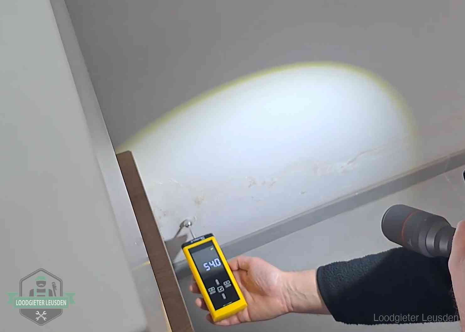 Lekdetectie-technieken in Leusden Vochtmeter tegen een natte wand met lekkagesporen in Leusden