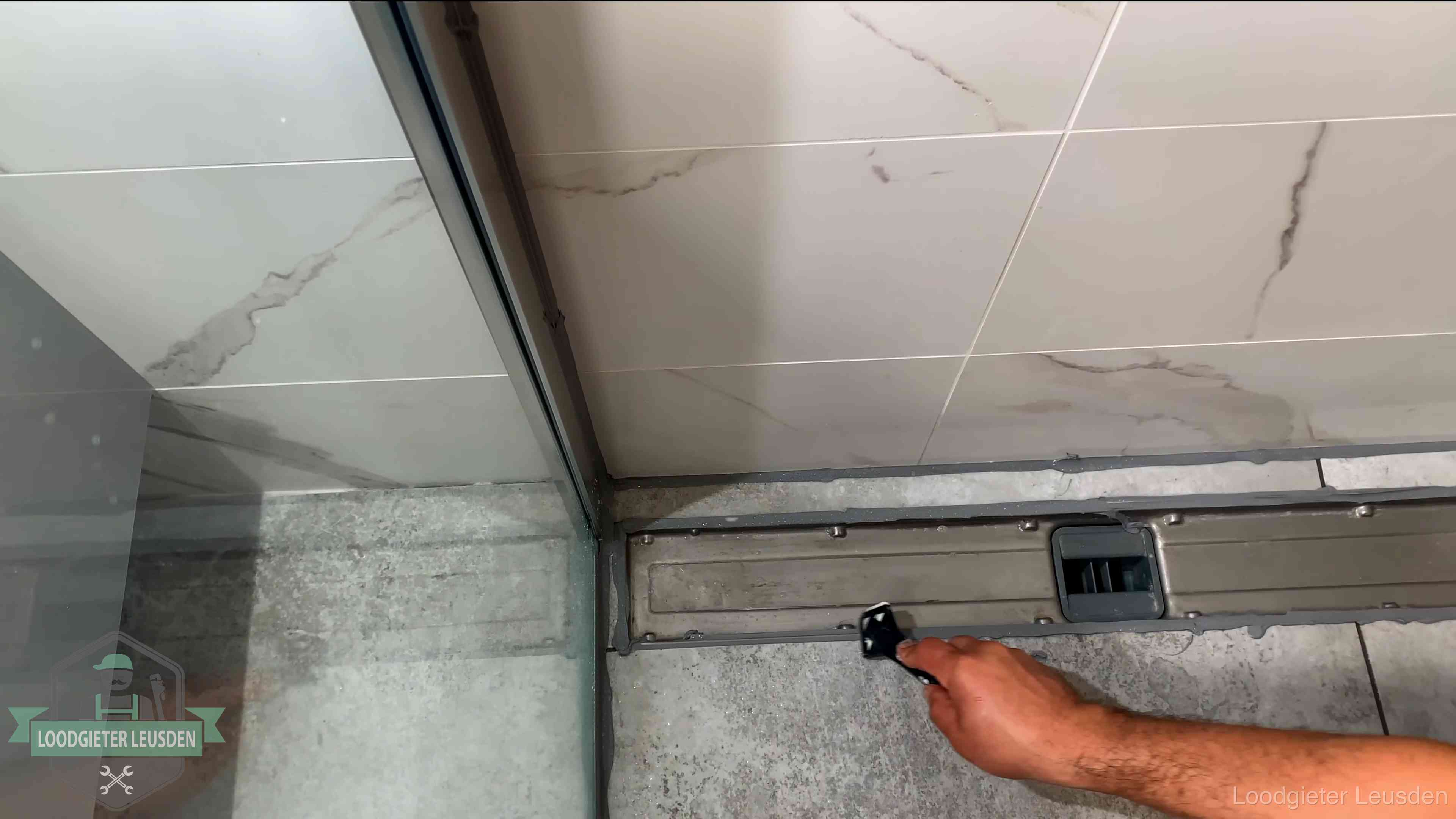Lekkage in de badkamer verhelpen in Leusden Verse kitrand langs de douchegoot in een betegelde badkamer in Leusden