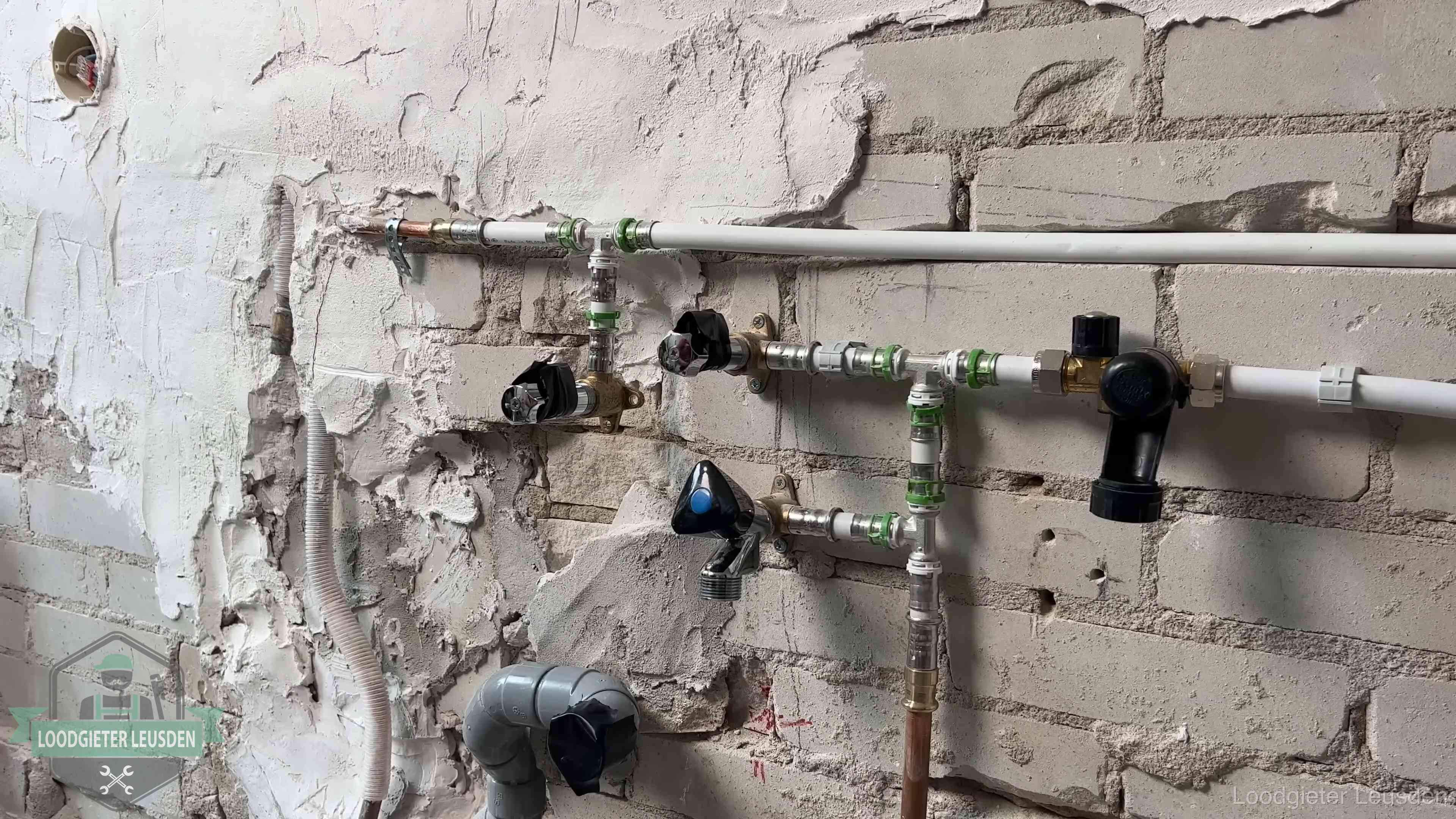 Nieuw aangelegd leidingwerk met persfittingen tijdens een verbouwing in Leusden