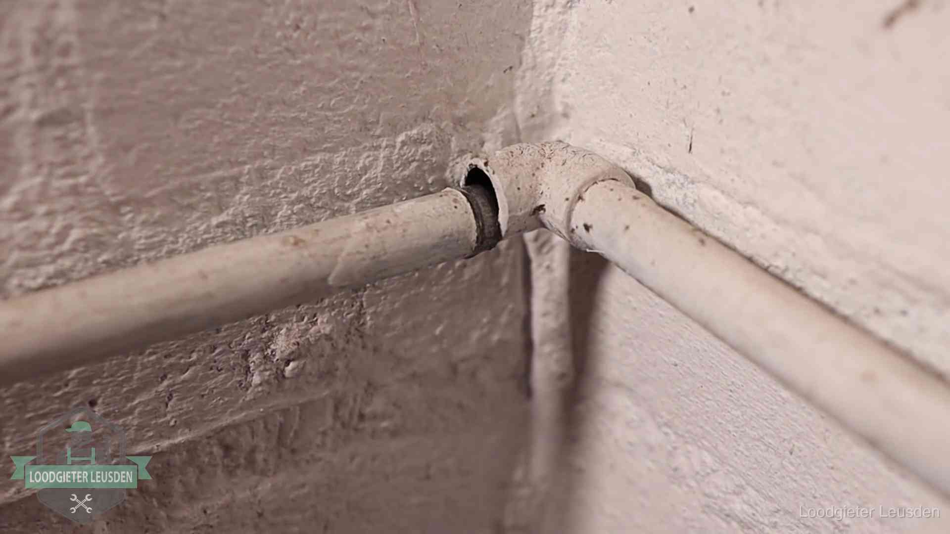 Oude waterleidingen en verborgen lekkage in Leusden Oude geverfde waterleiding met een losliggende fitting in een woning in Leusden