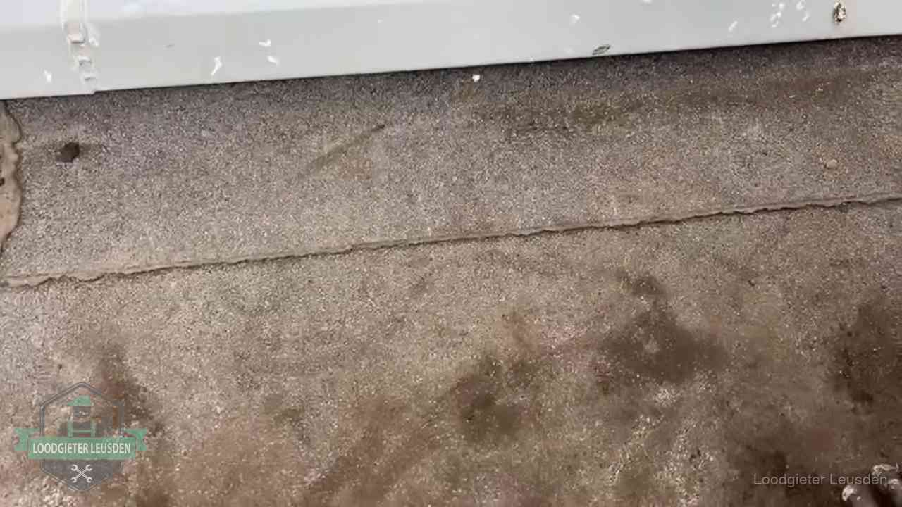 Vochtplekken bij de naad van een plat dak na aanhoudende regen in Leusden