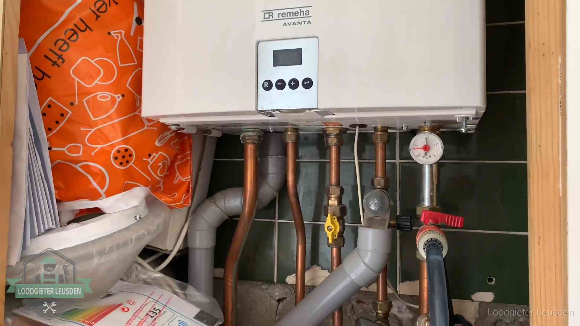 Remeha cv-ketel onderhoud in Leusden Oudere Remeha cv-ketel in een ketelkast in een woning in Leusden