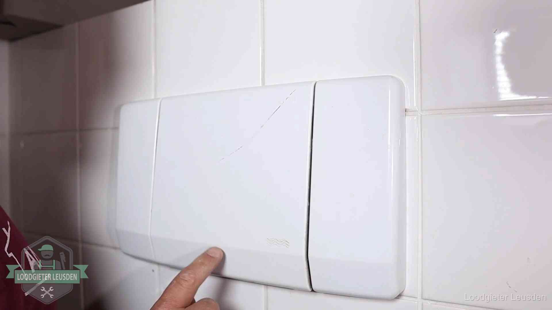Bedieningspaneel van een inbouwreservoir van een hangend toilet in Leusden