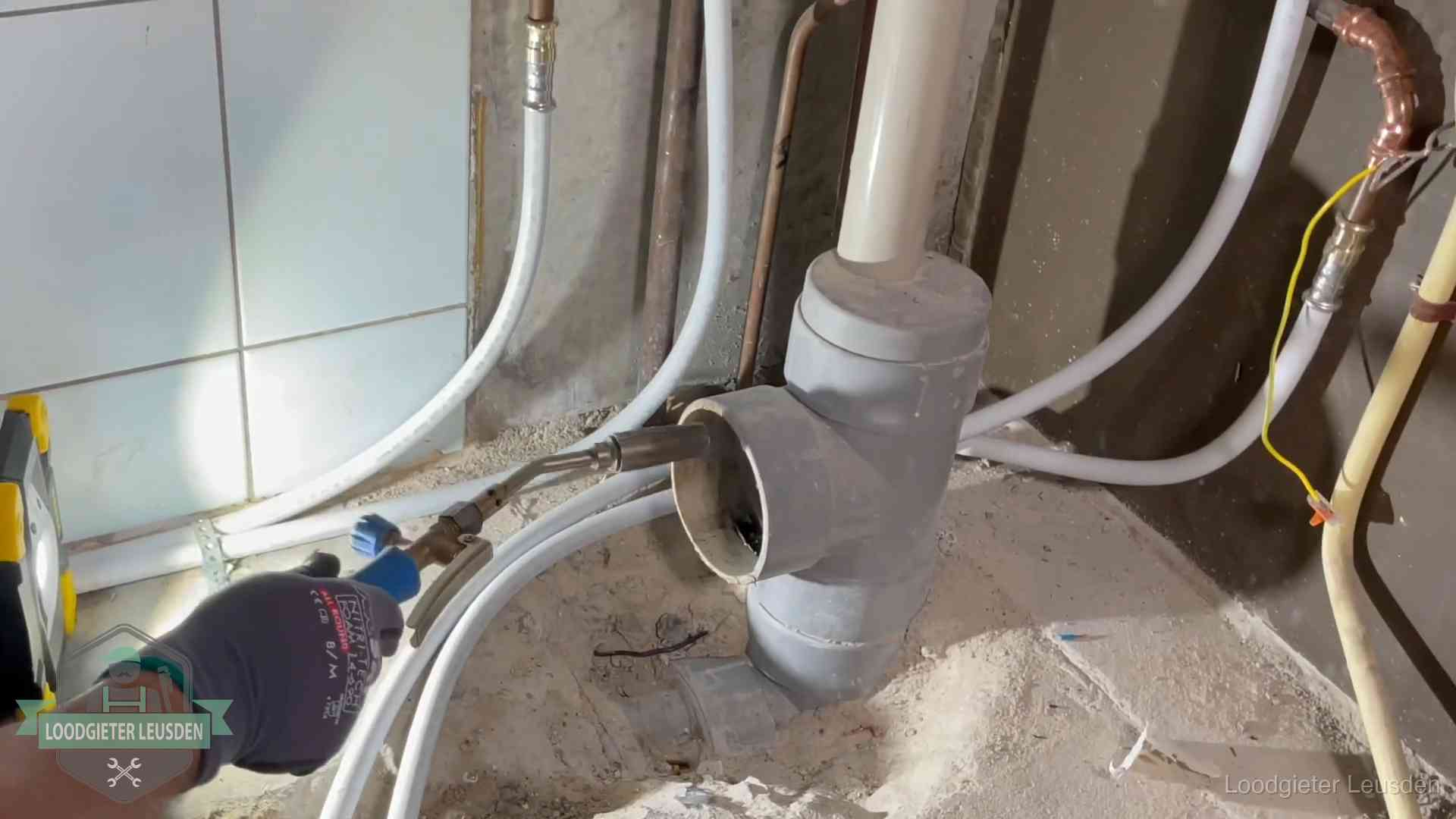 Loodgieter werkt aan leidingen bij de pvc-standleiding van een huurwoning in Leusden