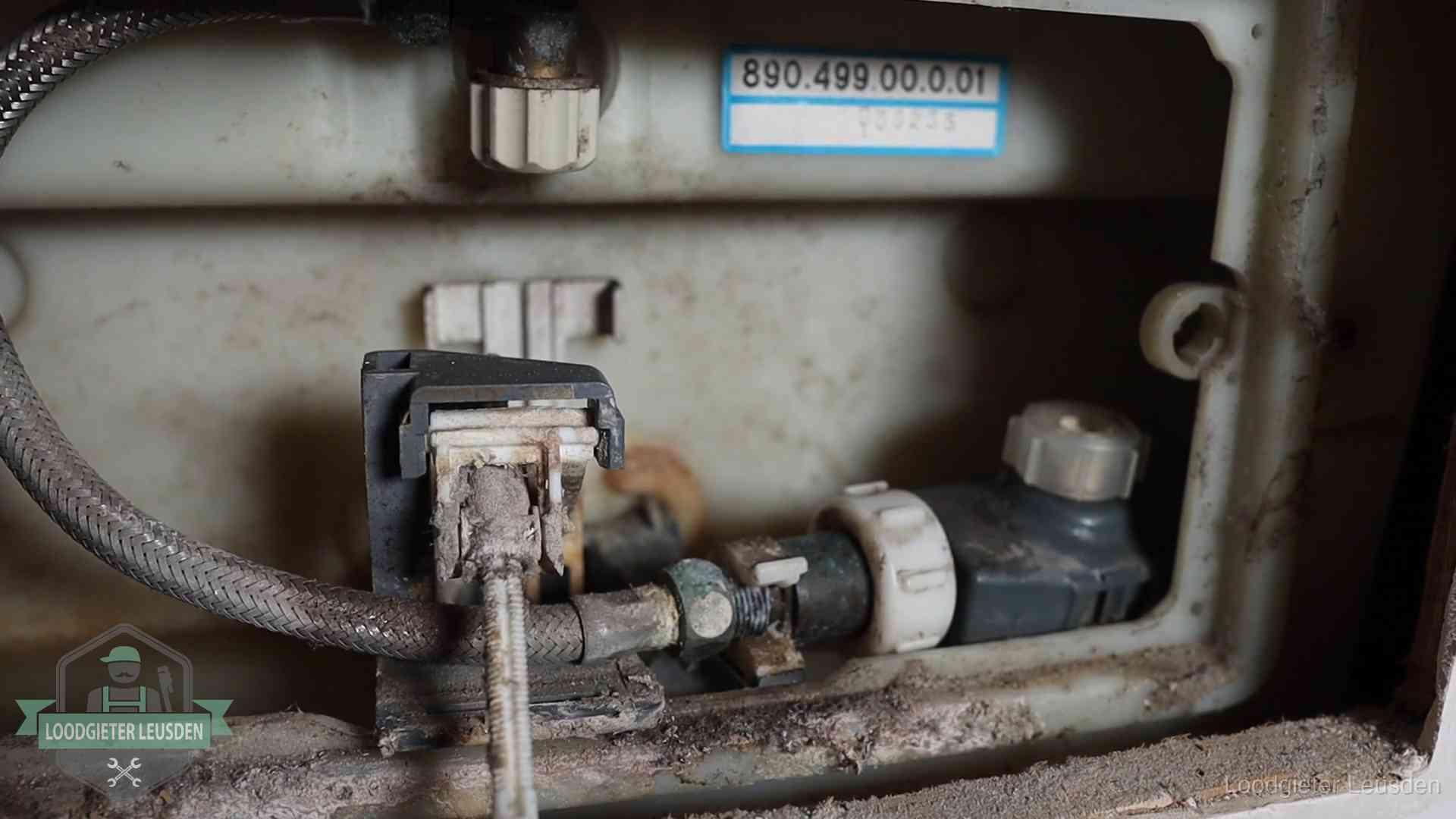 Verkalkt binnenwerk van een stortbak met vlotterkraan in Leusden
