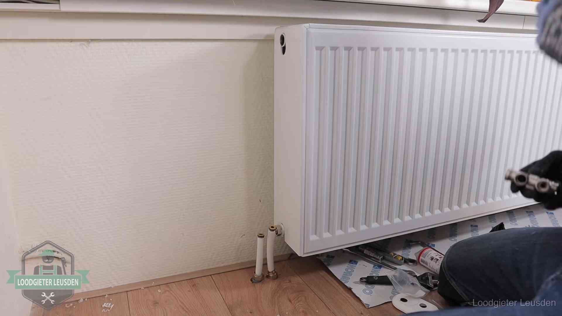 Verwarming per wijk in Leusden Nieuw gemonteerde radiator in een woonkamer in Leusden