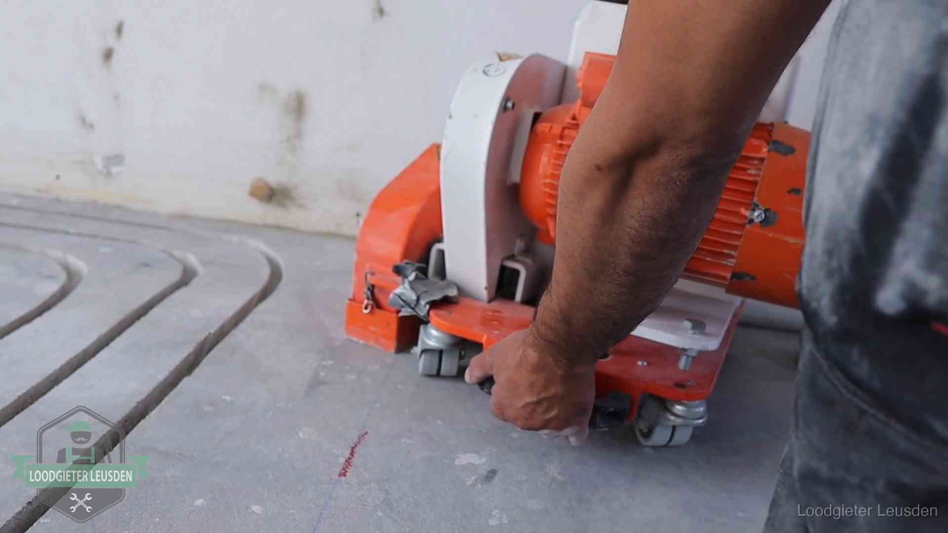Lekkage in de vloerverwarming opsporen in Leusden Sleuvenpatroon voor vloerverwarming in de dekvloer van een woning in Leusden