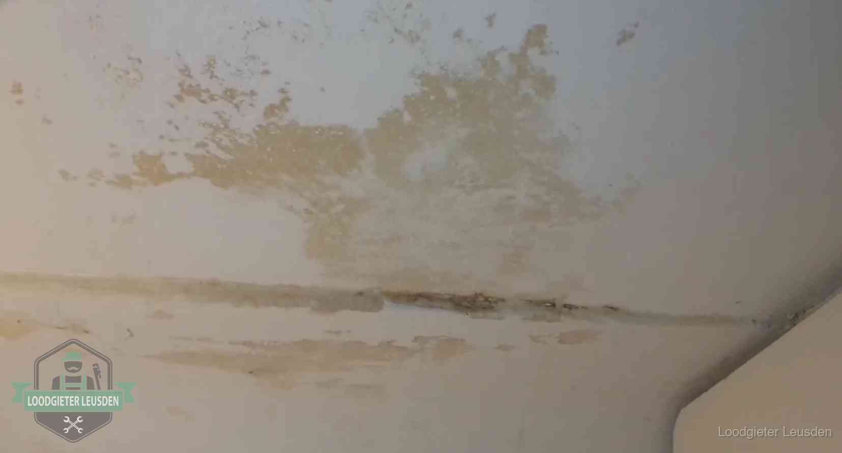 Watervlekken op een plafond in Leusden, schade die je bij de verzekering meldt