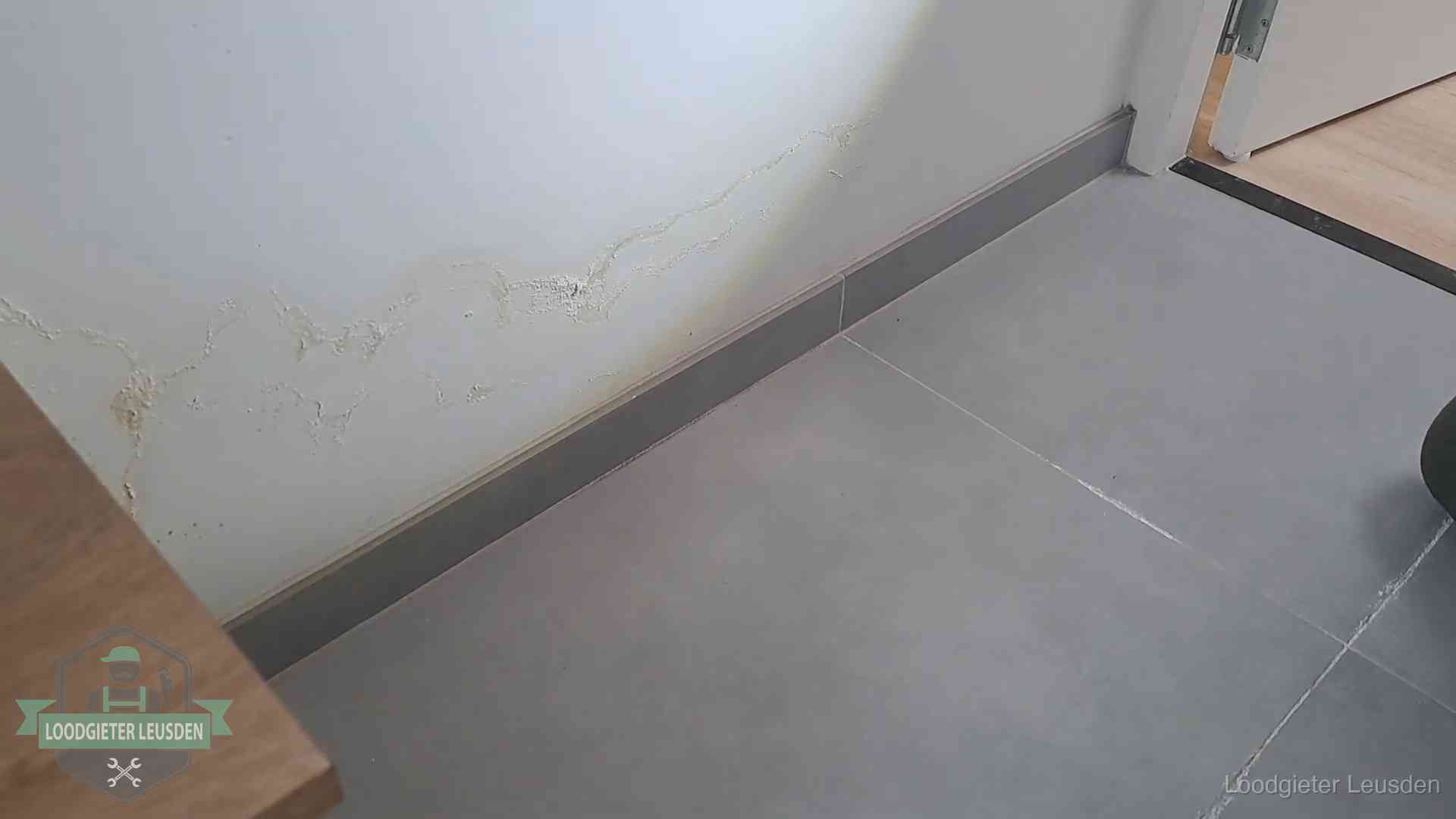 Waterschade met kalkuitbloeiing op een binnenwand in Leusden, vastgelegd voor de verzekering