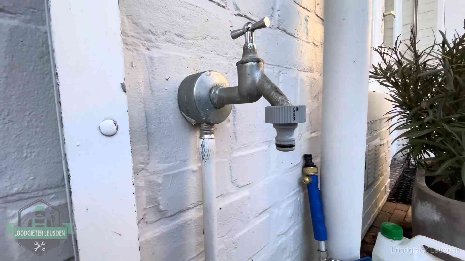 Hoge waterrekening in Leusden Buitenkraan met slangaansluiting bij een woning in Leusden, sluipverbruik zie je terug op de waterrekening