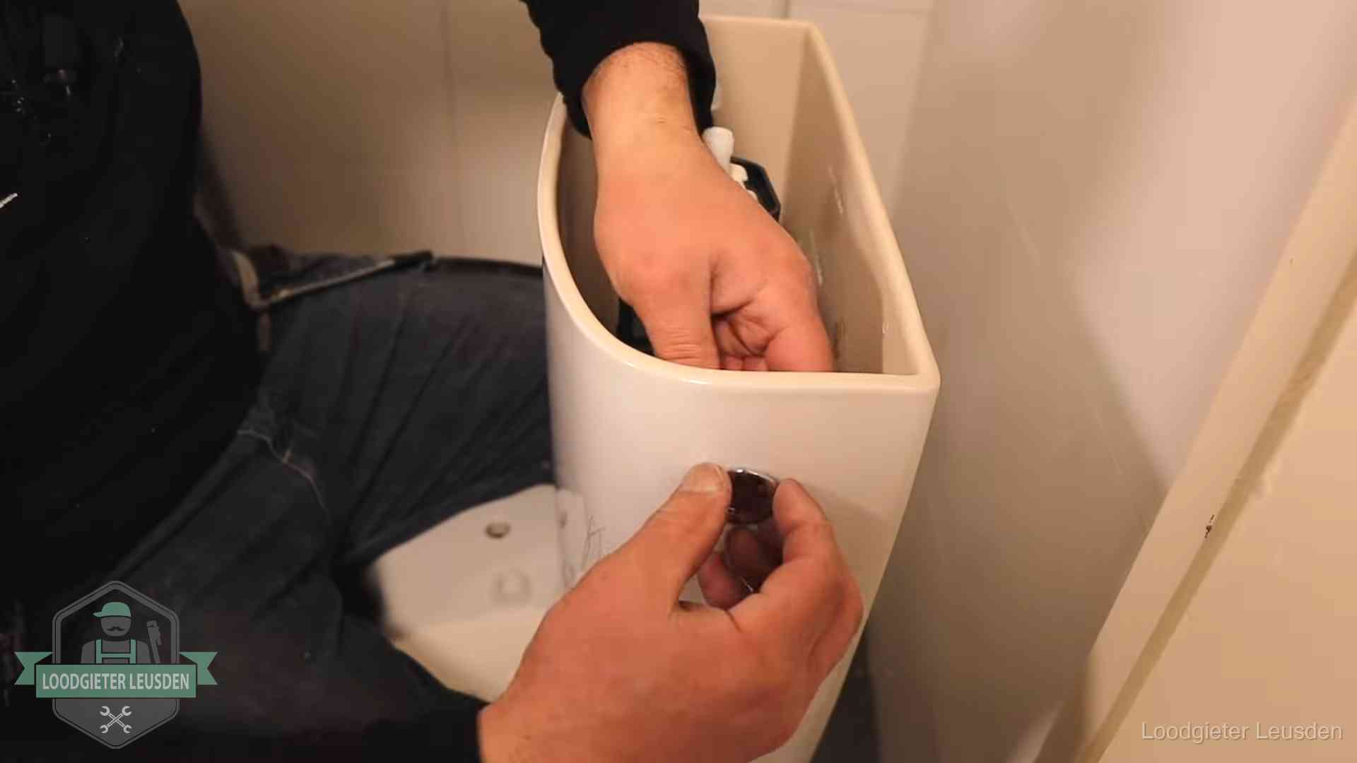 Drukknop van een duoblok-stortbak wordt gemonteerd bij een toilet in Leusden