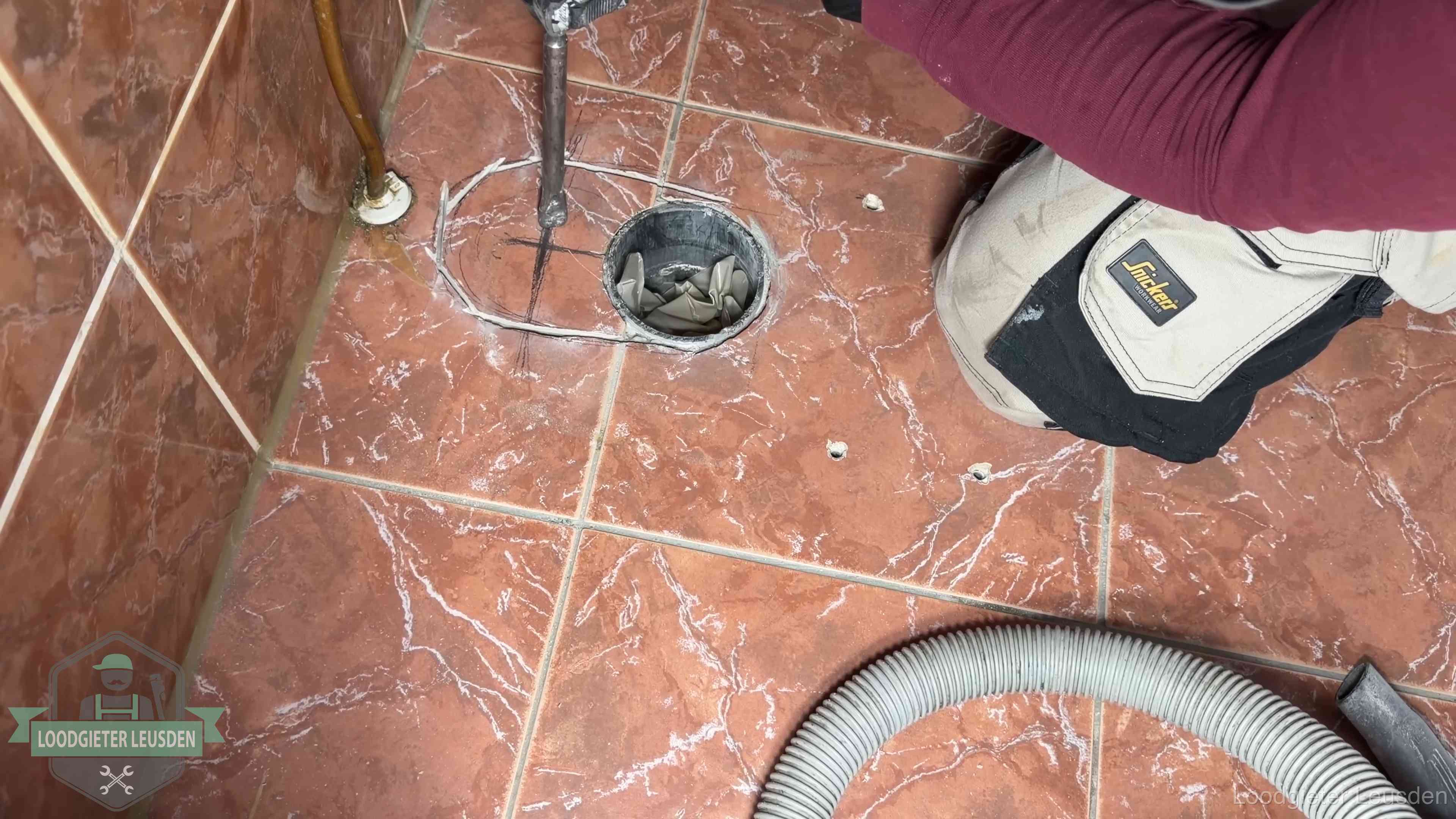 Open rioolaansluiting in de vloer waar de wc-pot is gedemonteerd in Leusden