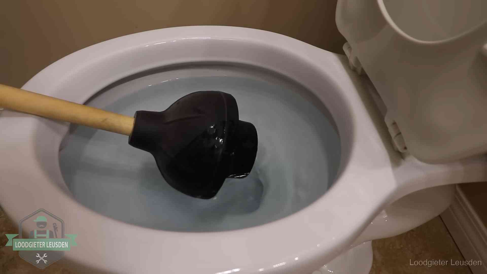Plopper in een wc-pot die vol water staat in Leusden