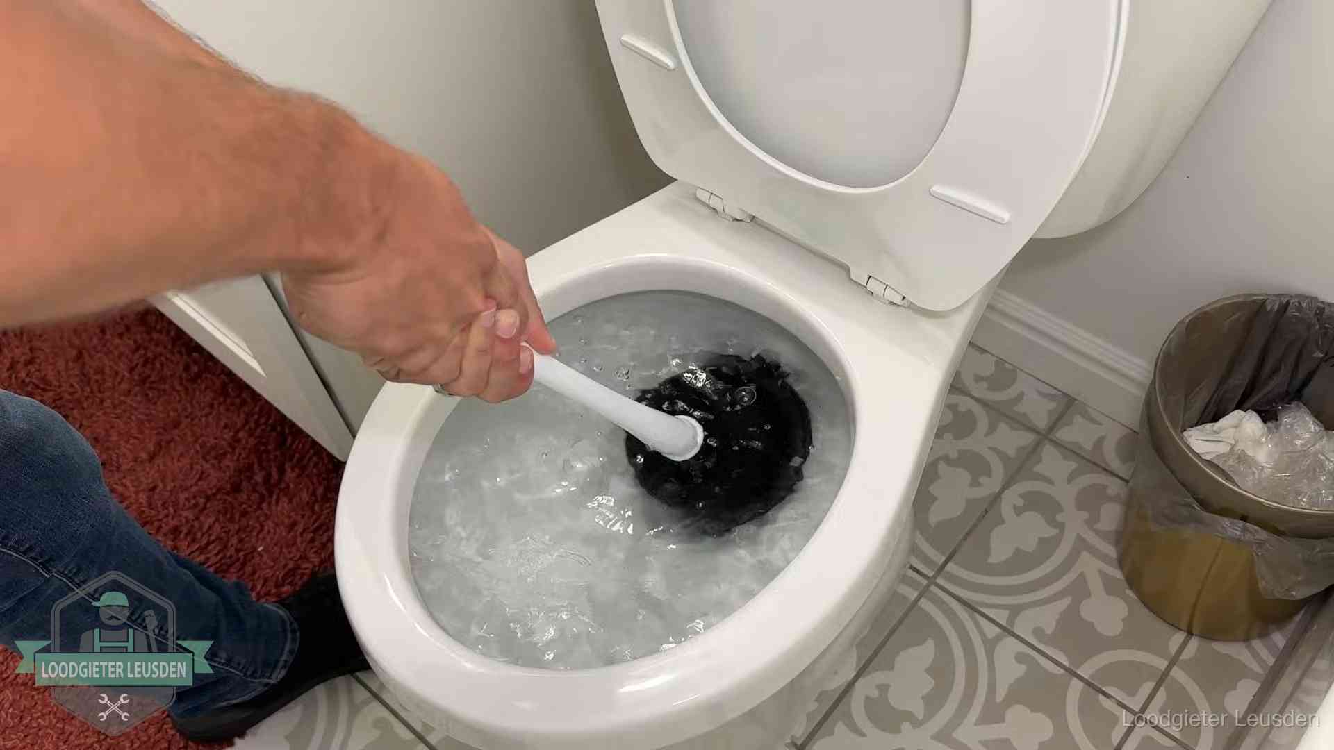 Zelf de wc ontstoppen met een plopper in Leusden, het water kolkt in de pot