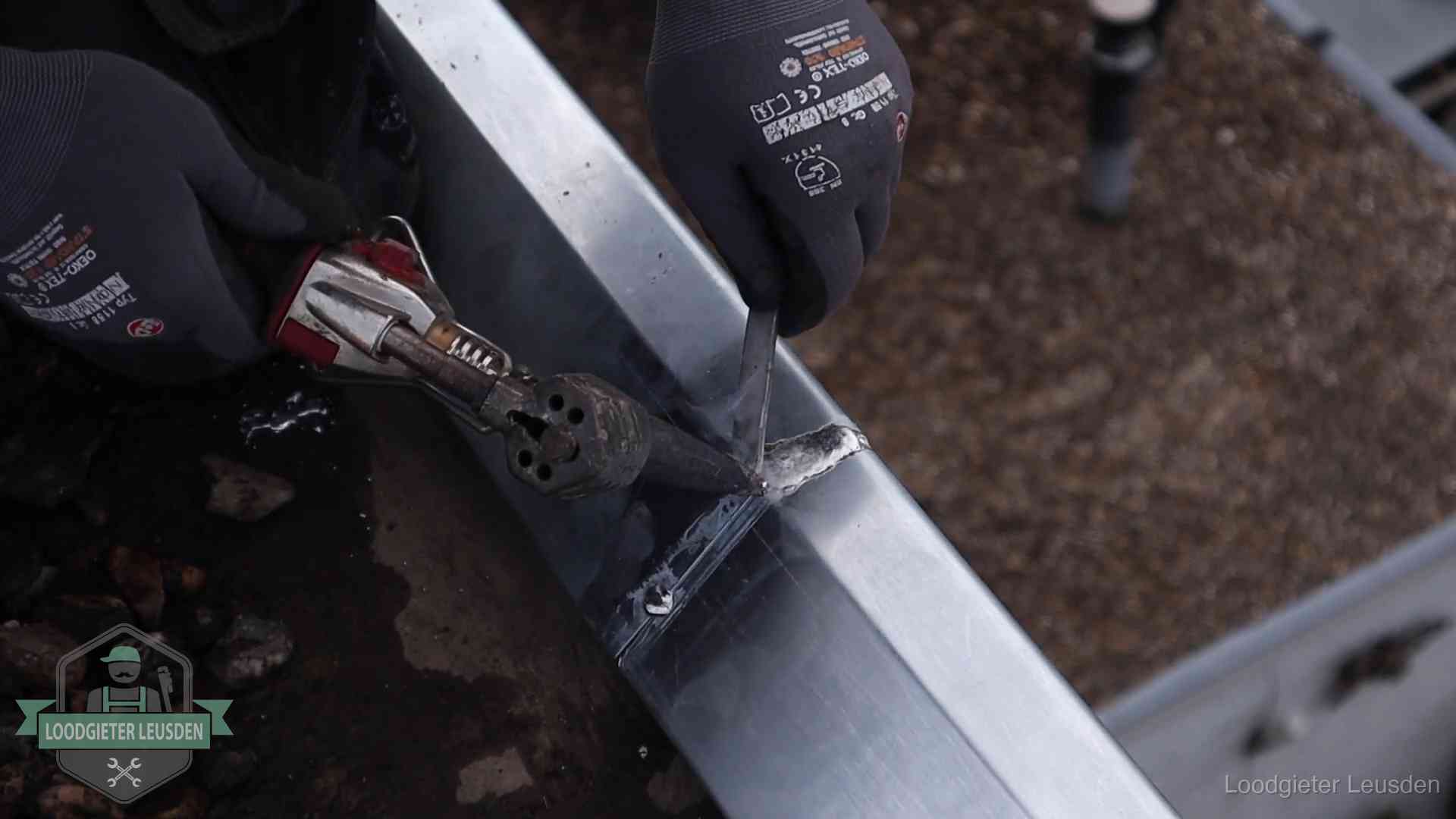 Zinken naad solderen op een dak in Leusden, vakwerk waar het bij zelf repareren vaak misgaat
