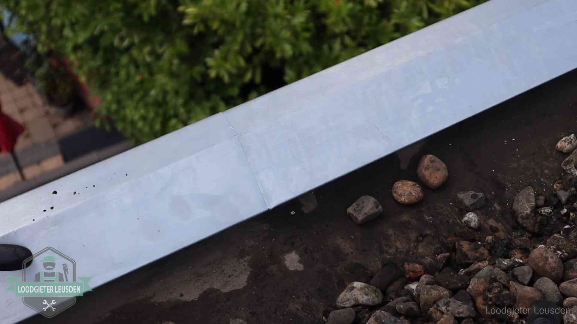 Strak gesoldeerd naaddetail in een zinken daktrim op een dak in Leusden